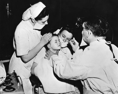Radiumbehandling for at helbrede en næseinfektion, Frankrig, c1947-1951 af Unbekannt