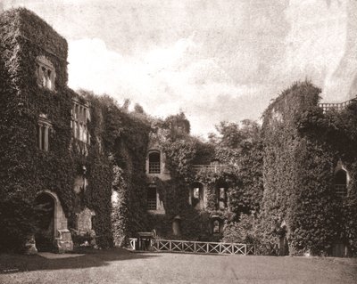 Raglan Castle, Monmouthshire, Wales, 1894. af Unbekannt