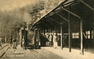Jernbanestation, c1918-c1939. af Unbekannt