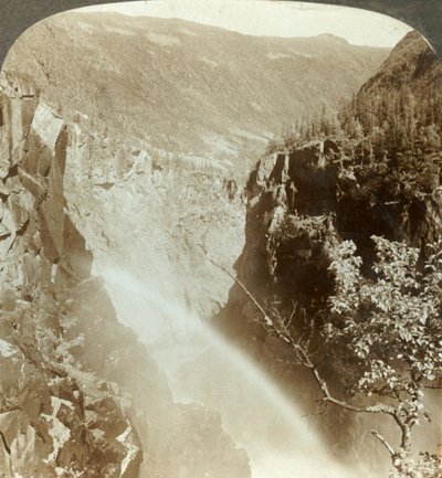 Regnbue i sprayen af Rjukanfos, Norge, c1905. af Unbekannt