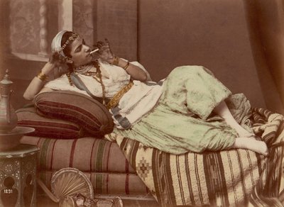[Liggende kvinde ryger], 1870-90. af Unbekannt