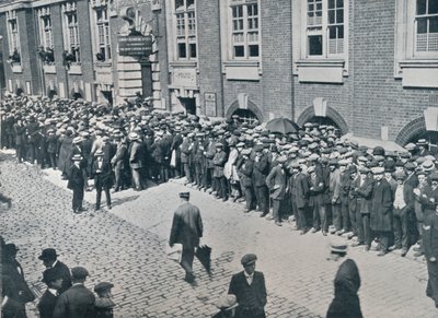 Rekrutter venter uden for det centrale Londons rekrutteringsdepot, 1914 af Unbekannt