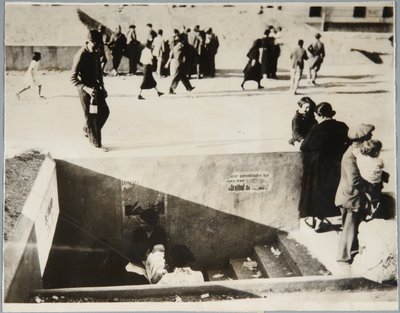 Red air Raid Shelters hjælper med at bekæmpe red air raids, Castellón af Unbekannt