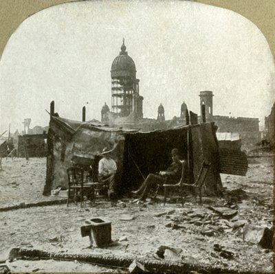 Flygtningelejr lavet af rester [af] bølgeblik samlet fra ruinerne, 1906. af Unbekannt