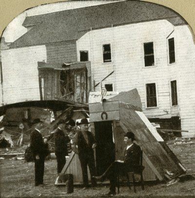 Flygtningelejr, tidligere bolig i ruiner i baggrunden. Dette er jordskælvsarbejde, 1906. af Unbekannt