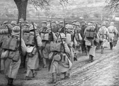 Fransk nødhjælp passerer en linje af fanger, Plessis-de-Roye, Picardie, Frankrig, 30. marts 1918 af Unbekannt