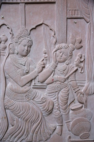 Relief, der forestiller den hinduistiske gud Krishna med sin stedmor Yashodha. Indien af Unbekannt