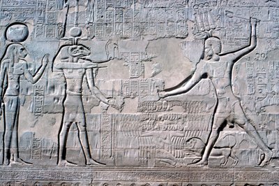 Relief af farao før Kum & Sekhmet, Khnums tempel, ptolemæiske og romerske perioder af Unbekannt