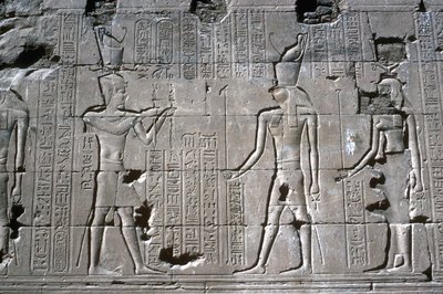 Relief af faraoen før Horus, Horus tempel, Edfu, Egypten, ptolemæisk periode, c251 f.Kr.-c.246 f.Kr. af Unbekannt