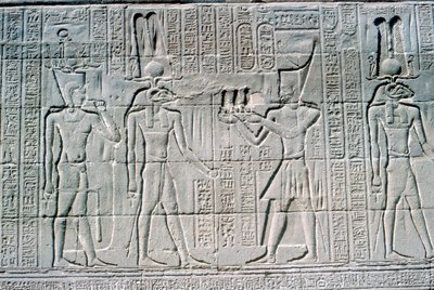 Relief af faraoen før Khnum, Khnums tempel, ptolemæiske og romerske perioder af Unbekannt