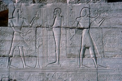 Relief, der viser Ramses II før Ptah, Ramesseum, Ramses II-templet, Luxor, Egypten, c1250 f.Kr. af Unbekannt