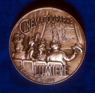 Bagsiden af medalje til minde om 50 års filmfotografering af brødrene Lumiere, 1945 af Unbekannt