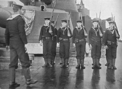 Riffeløvelse om bord på et britisk slagskib, 1915 af Unbekannt