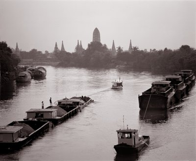 Flodpramme, der kommer ned på Chao Phraya-floden med udsigt over Wat Chaiwatthanaram af Unbekannt
