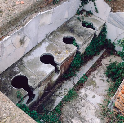 Romersk toilet, Ostia, Italien af Unbekannt