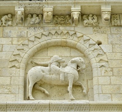 Romansk kunst: detalje af facaden, der forestiller Hugues de Surgeres og Geoffroy de Vendome eller kejser Konstantin I den Store, hvis fod af hesten ville træde Heresie og Kristus triumferende over ondskab og død, Notre Dame (Notre-Dame) de Surgeres (17700 af Unbekannt