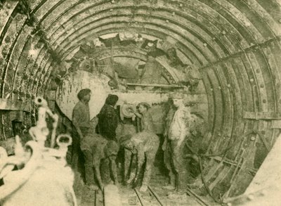 Rotary Cutter på arbejde i det udvidede rør på City og South London Railway Line, c1930. af Unbekannt