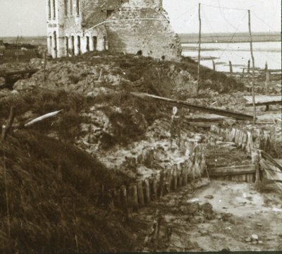 Ødelagt bygning og skyttegrave langs kysten, c1914-c1918 af Unbekannt