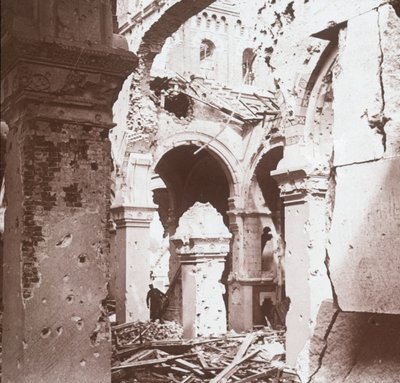 Ødelagt kirke, Albert, Nordfrankrig, c1914-c1918 af Unbekannt
