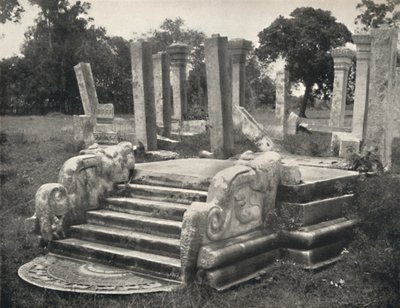 Ruiner af en søjlehal, foran den en trappe med månesten se plade 79, Anuradhapura, 1926 af Unbekannt