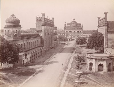 Rumi Darwaza og porten til Bara Imambara venstre med 