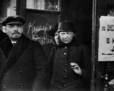 Den russiske bolsjevikiske leder Vladimir Lenin og hans kone, Nadezhda Krupskaya, Rusland, 1922 af Unbekannt