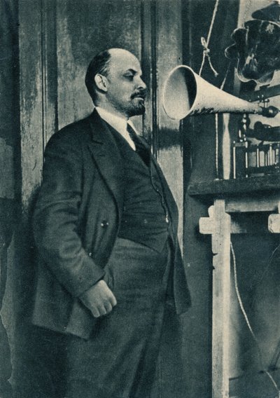 Den russiske bolsjevikiske leder Vladimir Lenin ved en radiooptagelse i Kreml, Moskva, Rusland, 1919 af Unbekannt