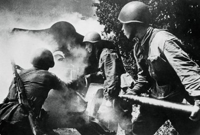 Russisk artilleri i aktion, østfronten, 1943 af Unbekannt
