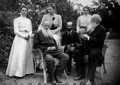 Russisk forfatter Leo Tolstoy med besøgende, Yasnaya Polyana, Rusland, slutningen af det 19. eller begyndelsen af det 20. århundrede af Unbekannt
