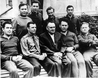 Russisk raketingeniør Sergey Korolyov med kosmonauter, Krim, USSR, c1960 af Unbekannt