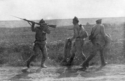 Russisk soldat overfalder sin tilbagegående kammerat, Ternopil, Ukraine, Første Verdenskrig, 1. juli 1917 af Unbekannt
