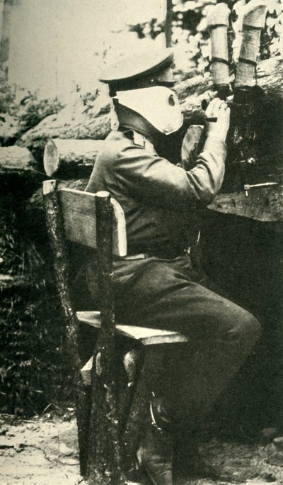 Russisk soldat ved hjælp af en periskopriffel, Første Verdenskrig, 1914-1918, c1920. af Unbekannt