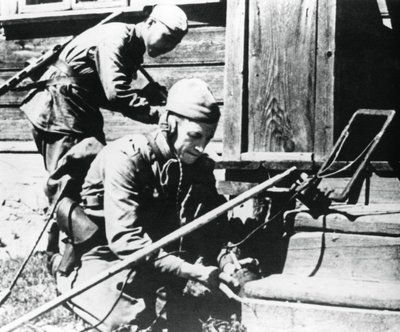 Russiske soldater med minedetektorer, der rydder et hus, der er fanget i snavs, østfronten, 1944 af Unbekannt