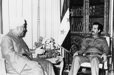 Saddam Hussein ved et møde, Irak, 1986 af Unbekannt