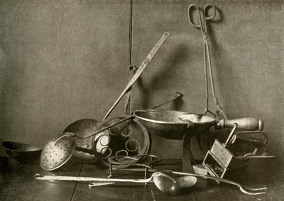 Sadiron, tang, skimmer, gaffel, bordskåner og kobberhakkefad, c1700-tallet, 1937. af Unbekannt
