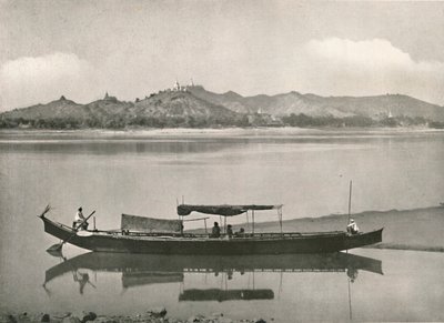 Sagaing, på Irrawaddy - hver bakketop kronet med en pagode, 1900. af Unbekannt
