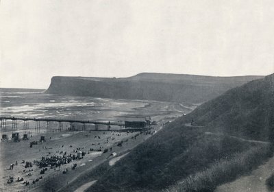 Saltburn - Udsigt over klipperne, stranden og molen, 1895 af Unbekannt