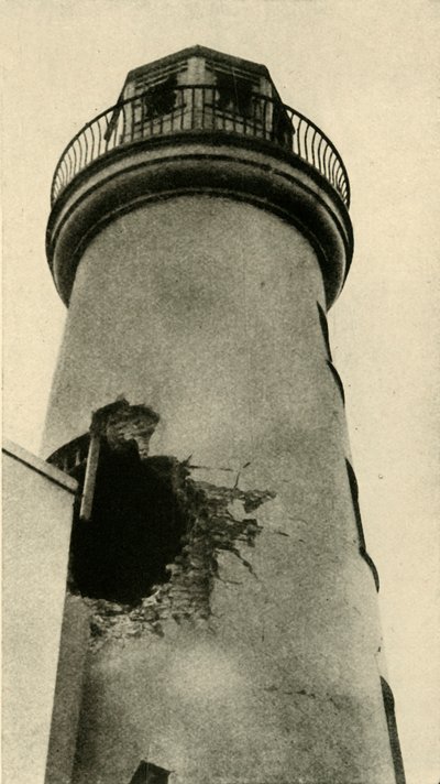 Scarborough fyrtårn ramt af en tysk bombe, Første Verdenskrig, december 1914, c1920. af Unbekannt