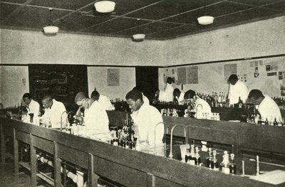 Scener in a Native College - Studerende i bakteriologi ved Fort Hare Native College i Alice i C af Unbekannt