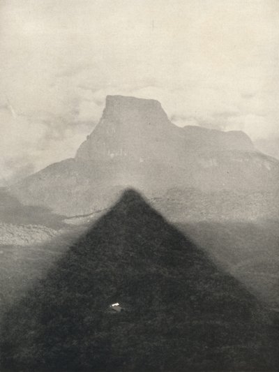 Shadow of Adamspike ved solopgang, 1926 af Unbekannt
