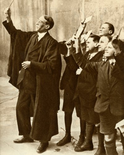 Skoledrenge og lærere observerer en solformørkelse, Storbritannien, 1921, 1935. af Unbekannt