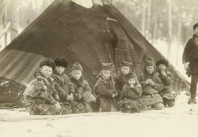 Sverige. Lapland børn foran et telt. Omkring 1900 af Unbekannt