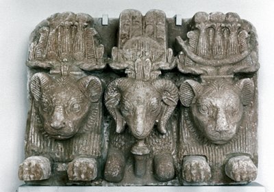 Skulptur af tre dyrehoveder af Unbekannt