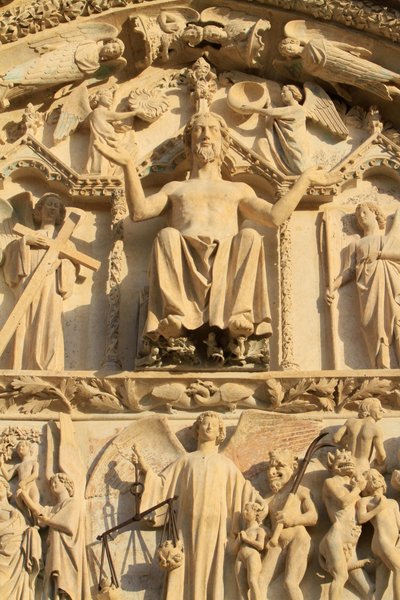 Skulptur af Kristus siddende på en trone. Den sidste dom. Tympanum på den vestlige centrale portal. Stefansdomkirken. af Unbekannt