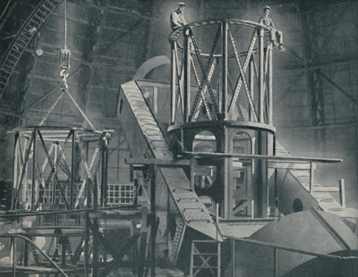 Sektion for sektion monterer Hookers-cylinderens enorme stålramme, c1935 af Unbekannt