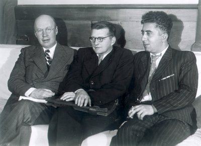 Sergei Prokofiev, Dmitri Shostakovich og Aram Khachaturian, russiske komponister, 1945 af Unbekannt