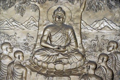 Shakyamuni Buddha prædiker - lovens hjul - for sine fem disciple. Ho Chi Minh City. Vietnam af Unbekannt