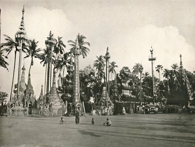 Helligdomme ved Shwedagon Pagoda, Yangon, 1900. af Unbekannt