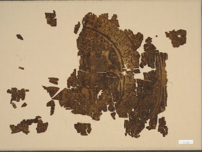 Silkefragment med falkoner, der rider på en tyr, 1000-1100-tallet. af Unbekannt