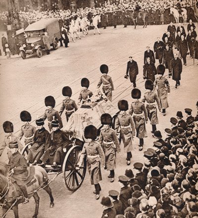 Simple Majesty: King Georges kiste, dækket af Royal Standard, 1936 af Unbekannt